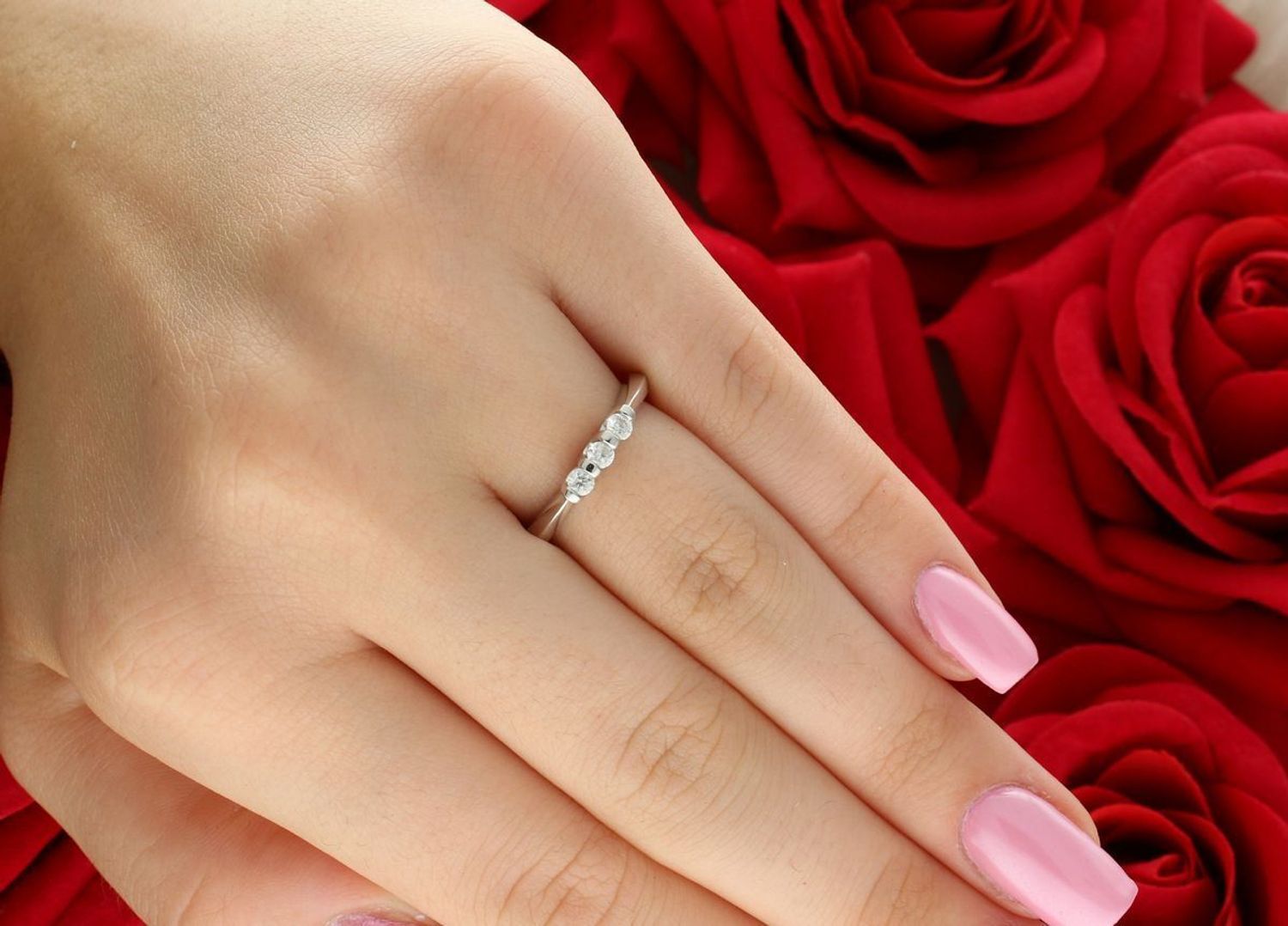 Elegancki pierścionek z białego złota próby 585, ozdobiony trzema brylantami o łącznej masie 0,20 ct, czystości P i barwie H. Idealny na prezent i wyjątkowe okazje.1.jpg